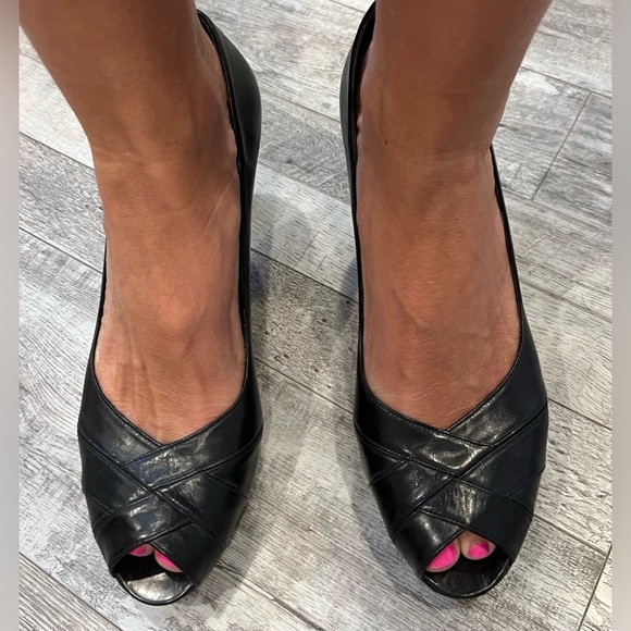 Stuart Weitzman Peep Toe Platform black leather- size 7.5 M - Picture 5 of 6